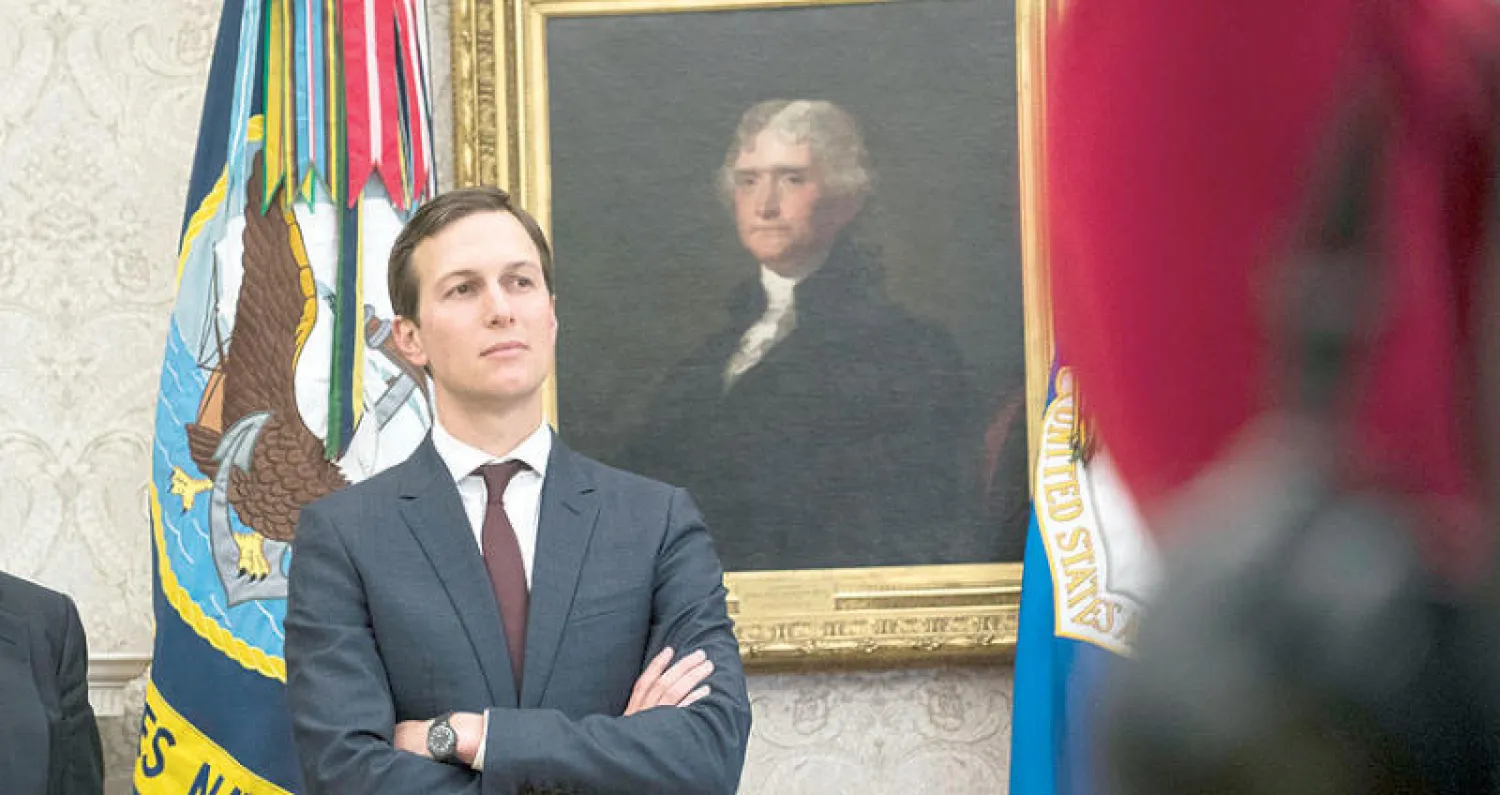 كوشنر لدى حضوره توقيع ترمب على أمر تنفيذي في البيت الأبيض 9 يناير الماضي (واشنطن بوست)