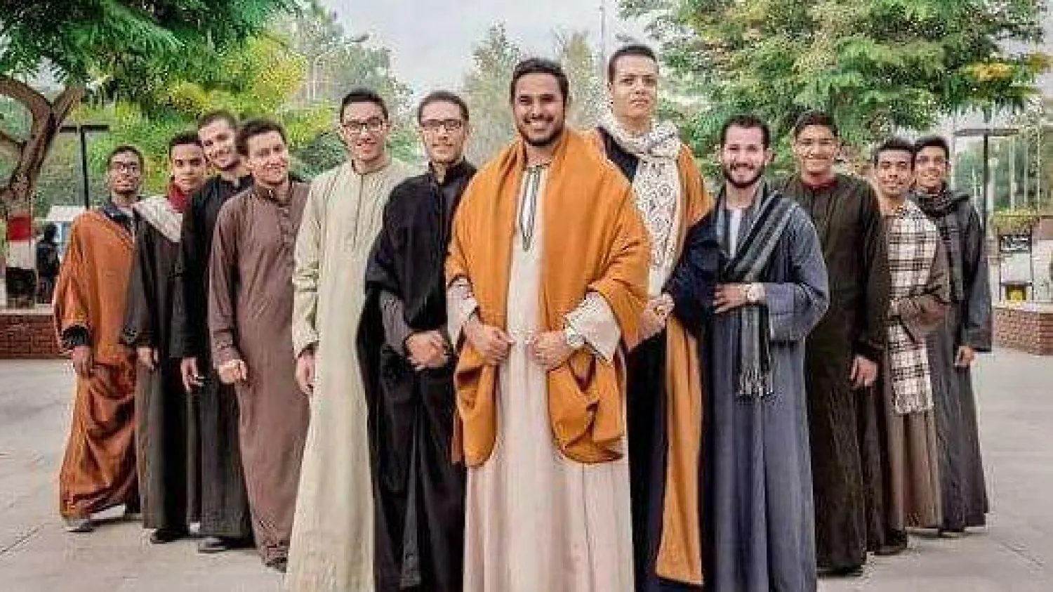 طلاب دفعة (57) هندسة أسيوط وهم يحتفلون بيوم تخرجهم («الشرق الأوسط»)