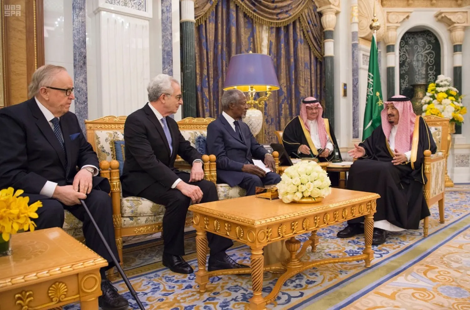 Custodian of the Two Holy Mosques Receives a delegation of The Elders Group. (SPA)