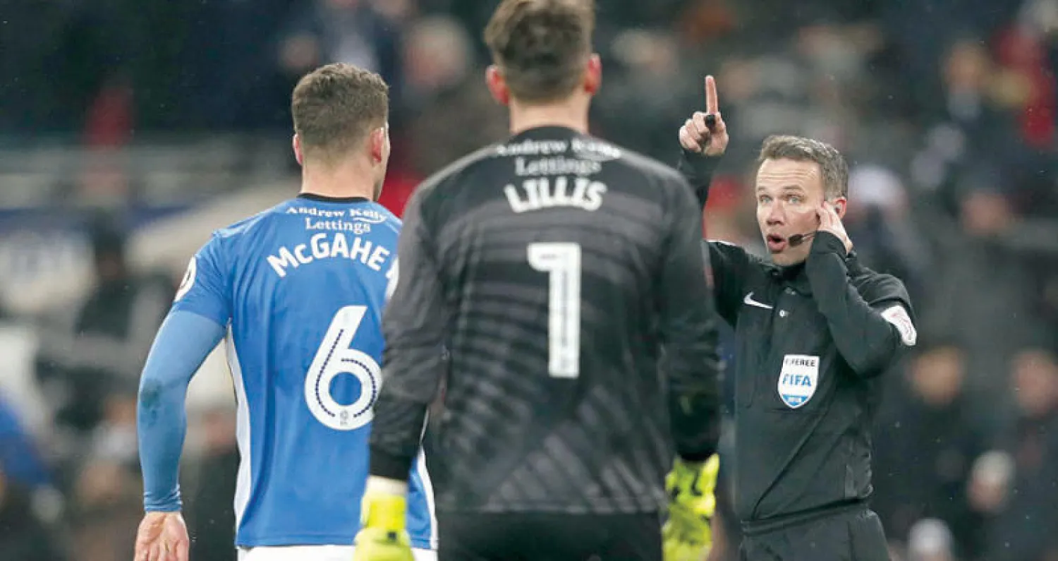 حكم مباراة توتنهام وروتشديل في كأس إنجلترا ألغى هدفاً وركلة جزاء بناء على تقنية الفيديو(أ.ف.ب)