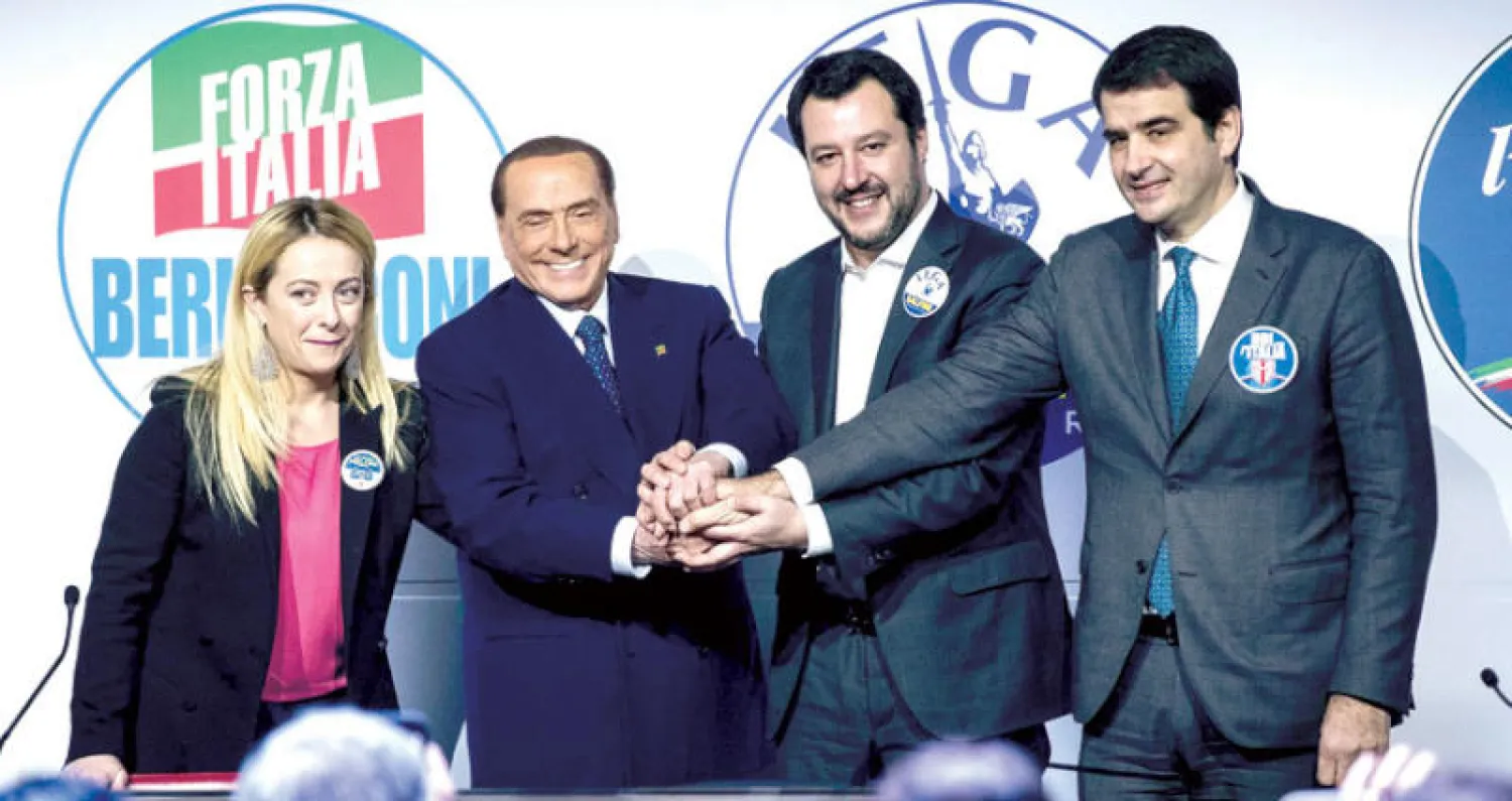 برلسكوني مع أعضاء تحالف يمين الوسط وهم من اليمين رفائلو فيتو و ماتيو سلفيني وجورجيا ميلوني (إ.ب.أ)