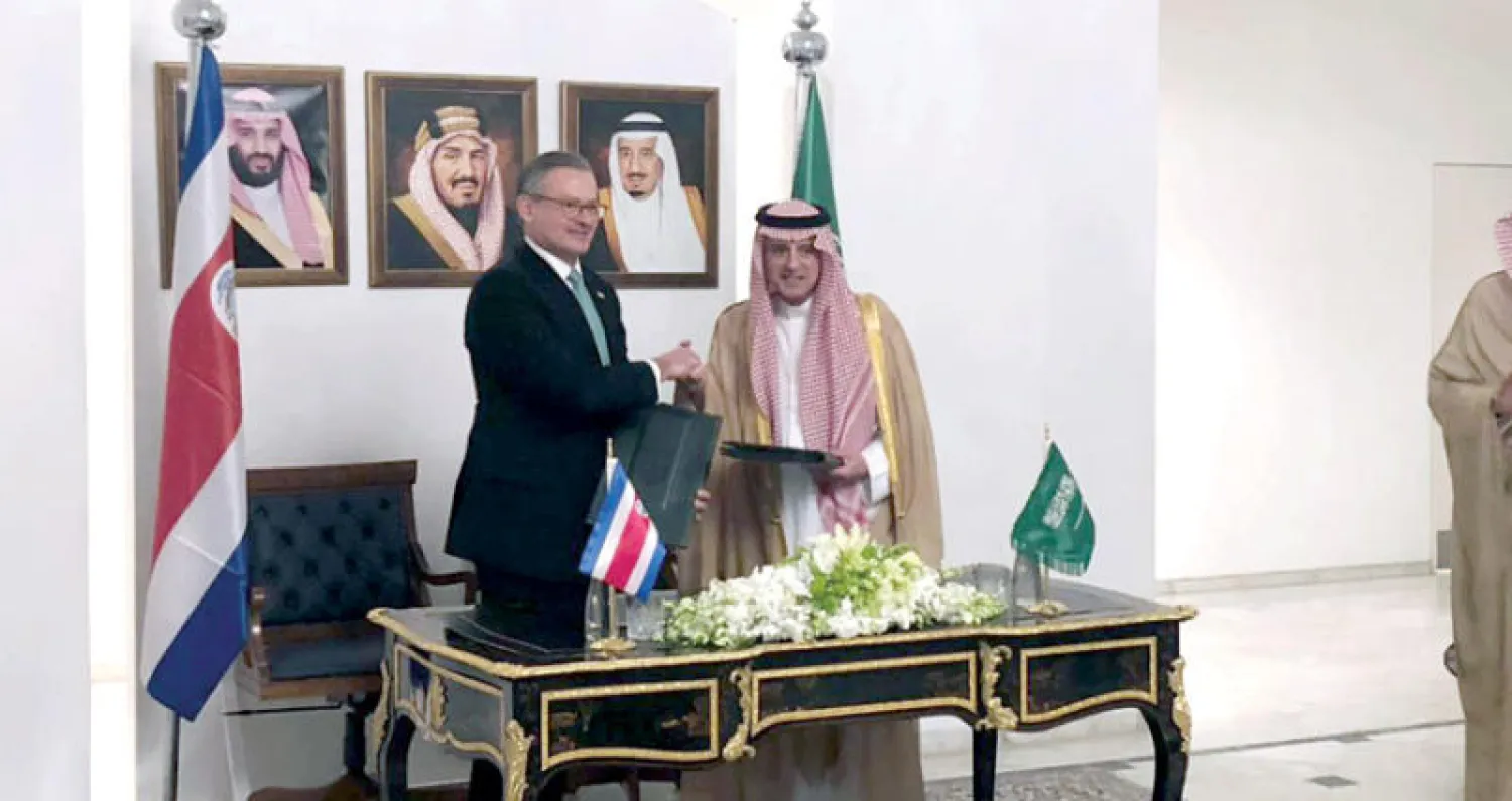 عادل الجبير ومانويل غونزاليس سانز في مبنى وزارة الخارجية السعودية في الرياض أمس («الشرق الأوسط»)