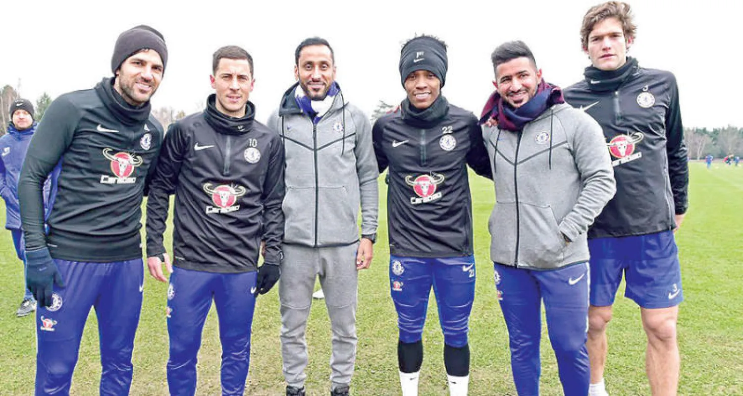 الجابر والناقور مع مجموعة من لاعبي تشيلسي («الشرق الأوسط»)