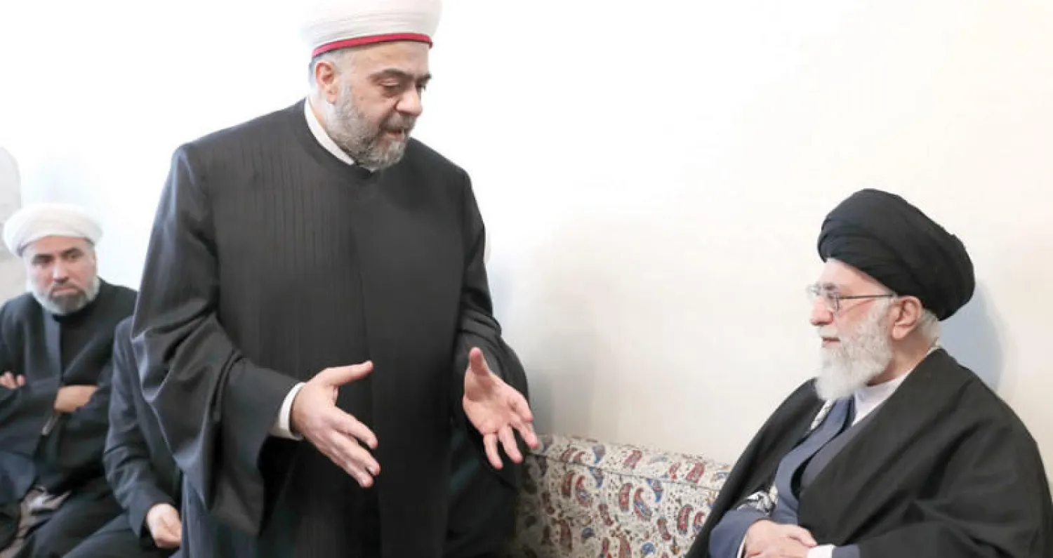 وزير الأوقاف السوري محمد عبد الستار السيد يتحدث إلى المرشد الإيراني علي خامنئي في مقره بمنطقة باستور وسط طهران أمس (موقع خامنئي)