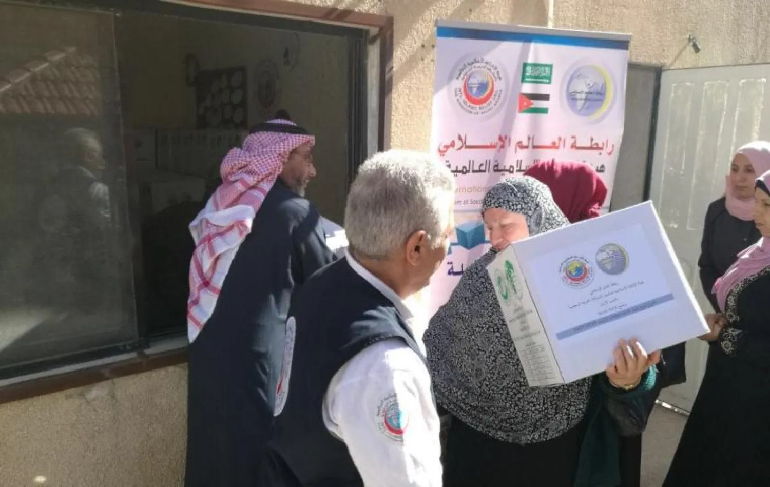 جانب من توزيع موظفي الرابطة للمساعدات على اللاجئين السوريين («الشرق الأوسط»)