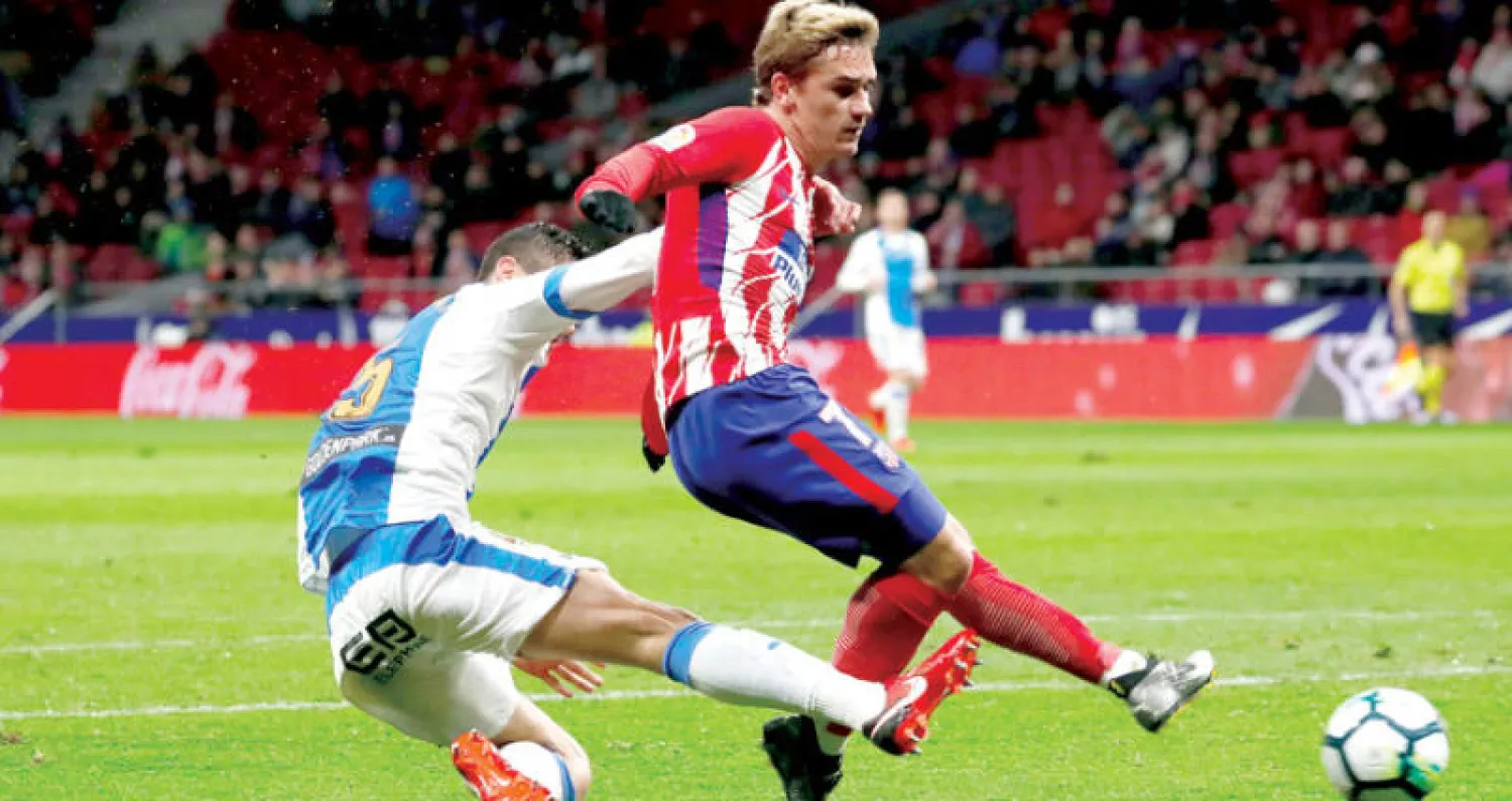 غريزمان يقود أتليتكو في مطاردة برشلونة (رويترز)