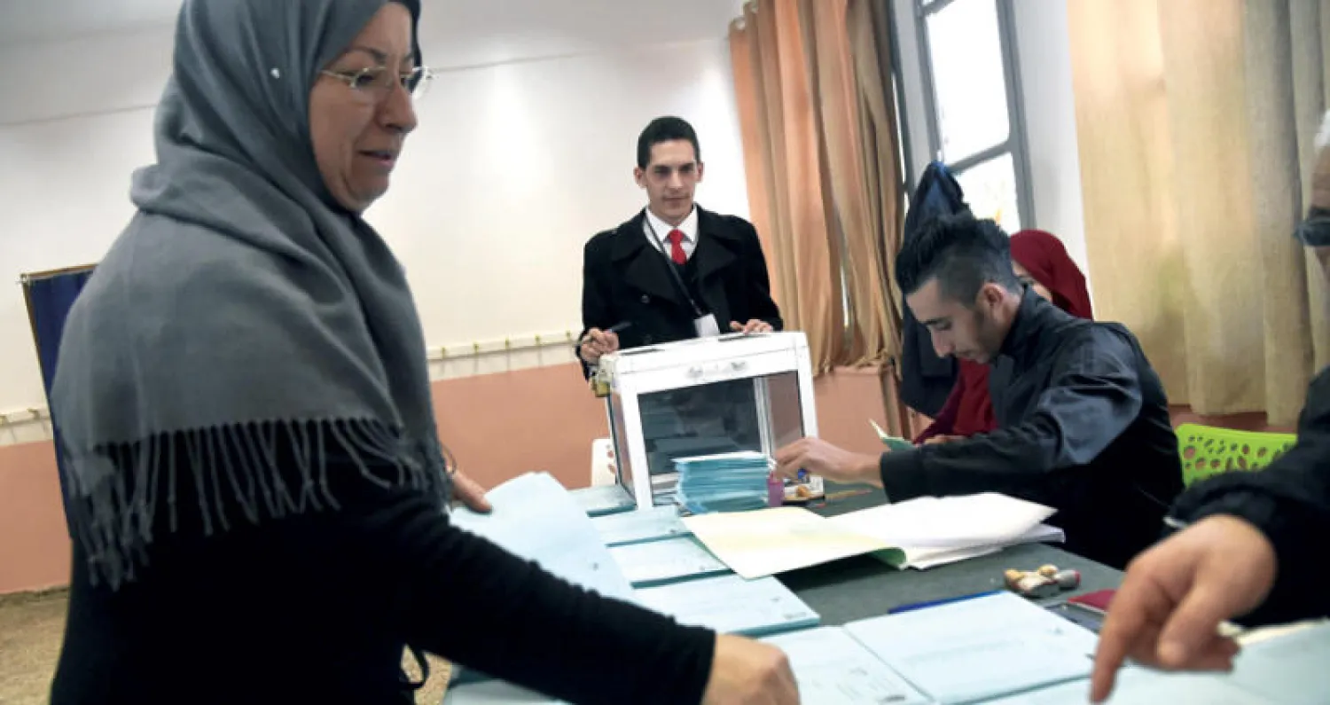 جزائرية تدلي بصوتها خلال الانتخابات المحلية  التي شهدتها الجزائر في نوفمبر الماضي (أ.ف.ب)