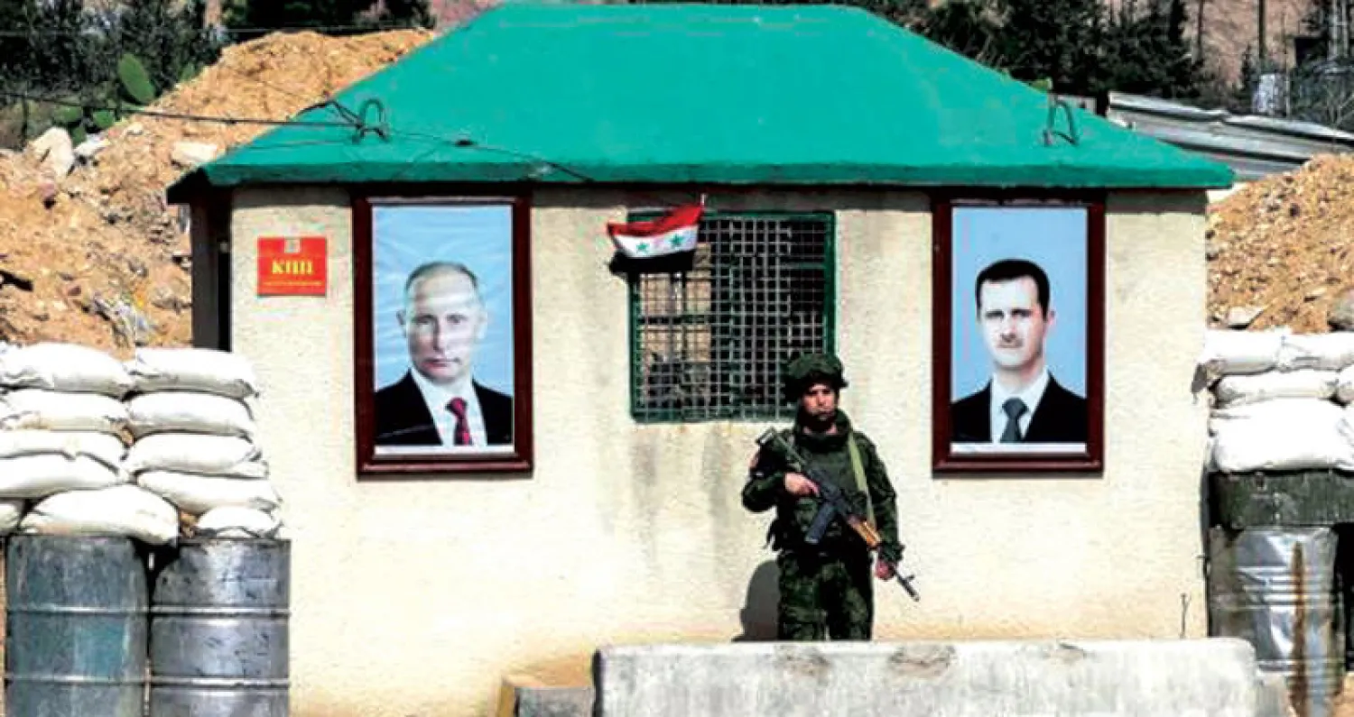 صورة وزِّعت أمس لجندي روسي عند معبر «الوافدين» على تخوم غوطة دمشق (أ.ف.ب)