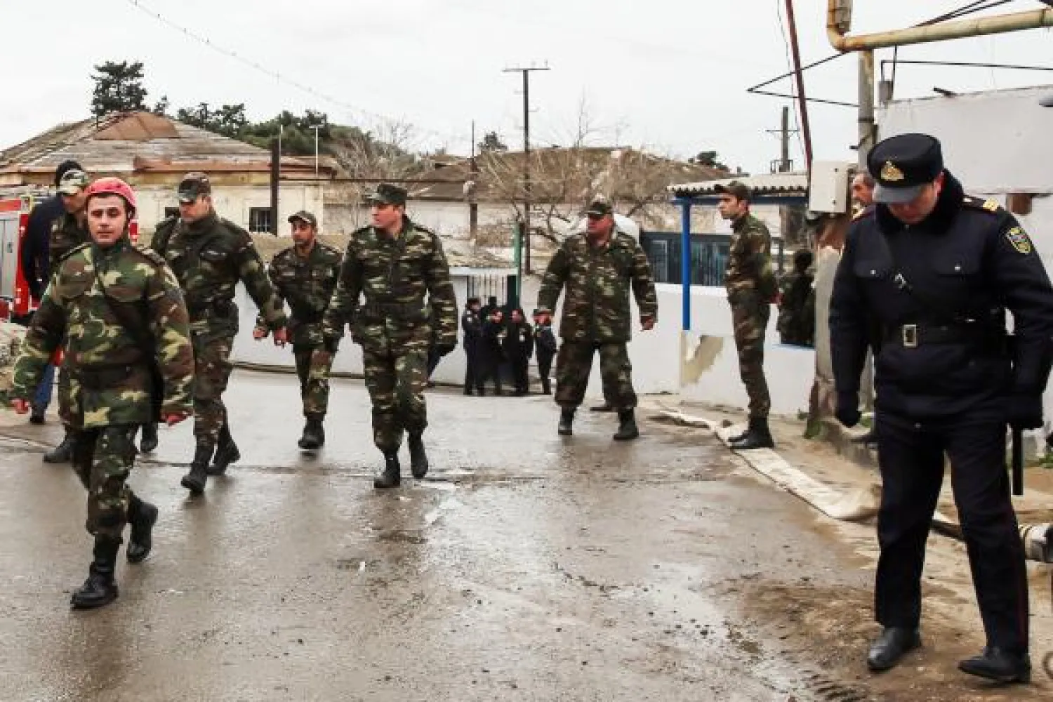 Police officers cordon off the site of a fire in a drug rehabilitation clinic in Baku on March 2, 2018. Twenty four people died as a result of a fire which tore through a drug rehabilitation clinic in the Azerbaijani capital Baku early on March 2, 2018, officials said. / AFP PHOTO / TOFIK BABAYEV
