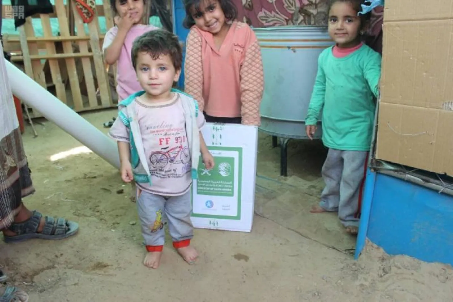 جانب من عمليات التوزيع (واس)