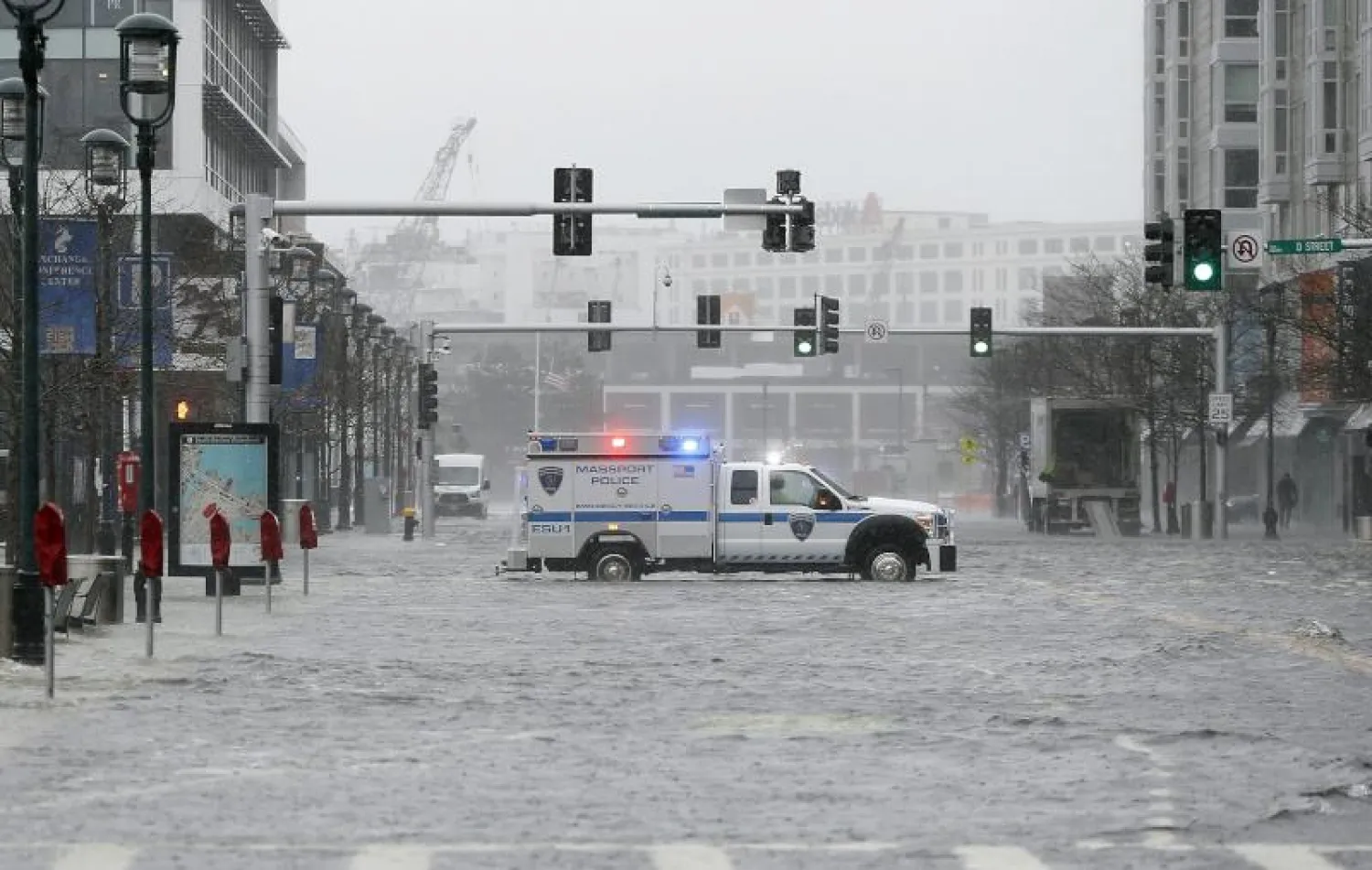 المياه تعيق حركة المرور في شوارع بوستن (إ.ب.أ)