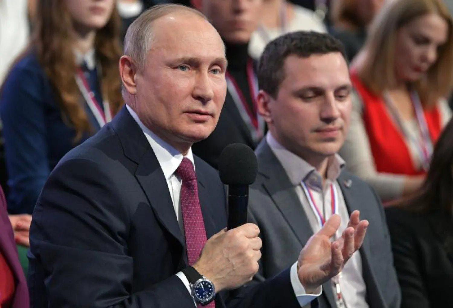 الرئيس الروسي فلاديمير بوتين خلال لقاء مع أنصاره في مدينة كالينينغراد الروسية (إ.ب.أ)