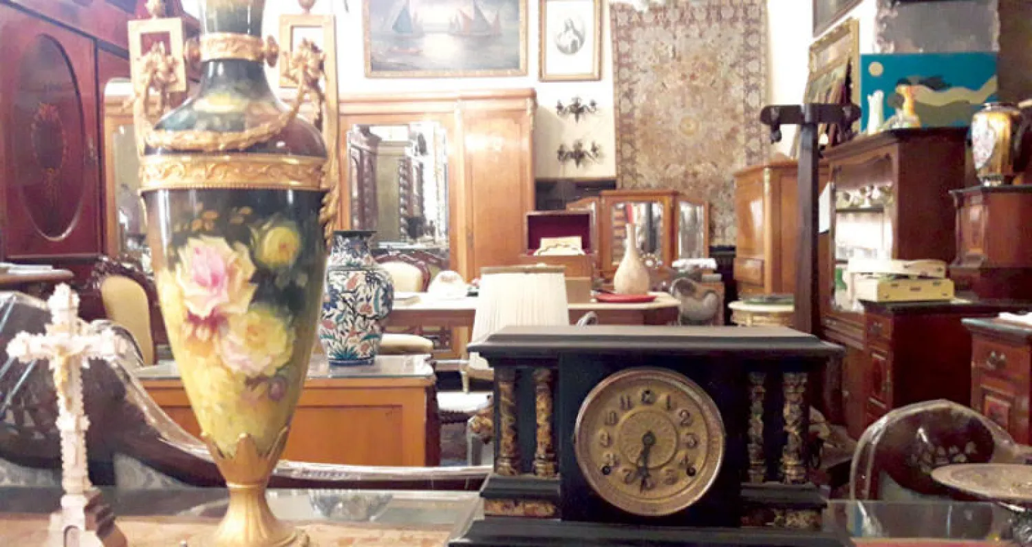 من مقتنيات صالة «كاتساروس»
صاحب «كاتساروس» الحالي مجدي محمود يجاور صورتَي والدته وجده