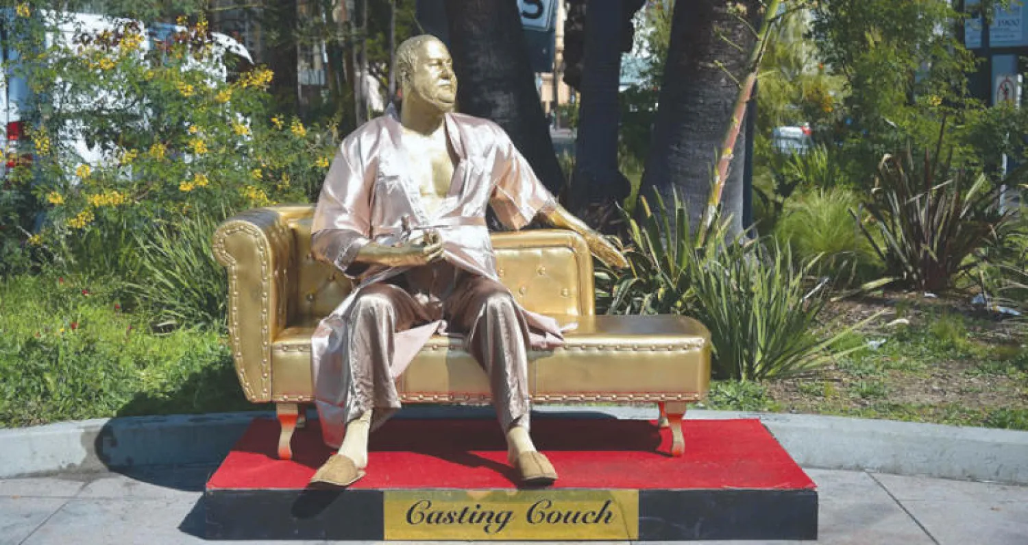 تمثال واينستين للتعبير عن التحرش الجنسي تزامناً مع حفل الأوسكار (أ.ف.ب)