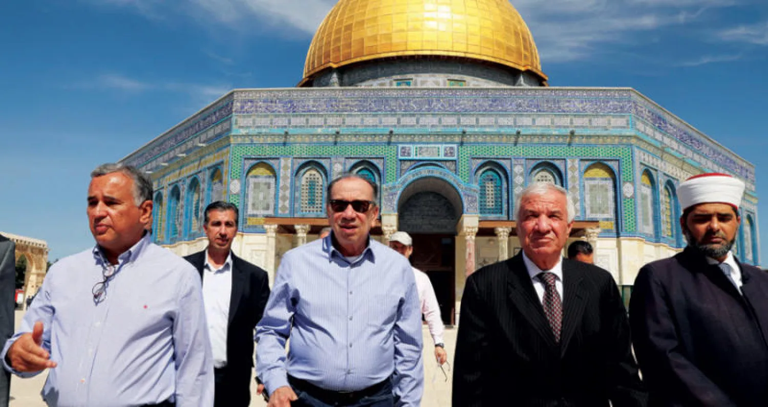 وزير الخارجية البرازيلي ألويسيو نونيس فريرا لدى زيارته القدس القديمة  أمس ويبدو خلفه مسجد قبة الصخرة (رويترز)