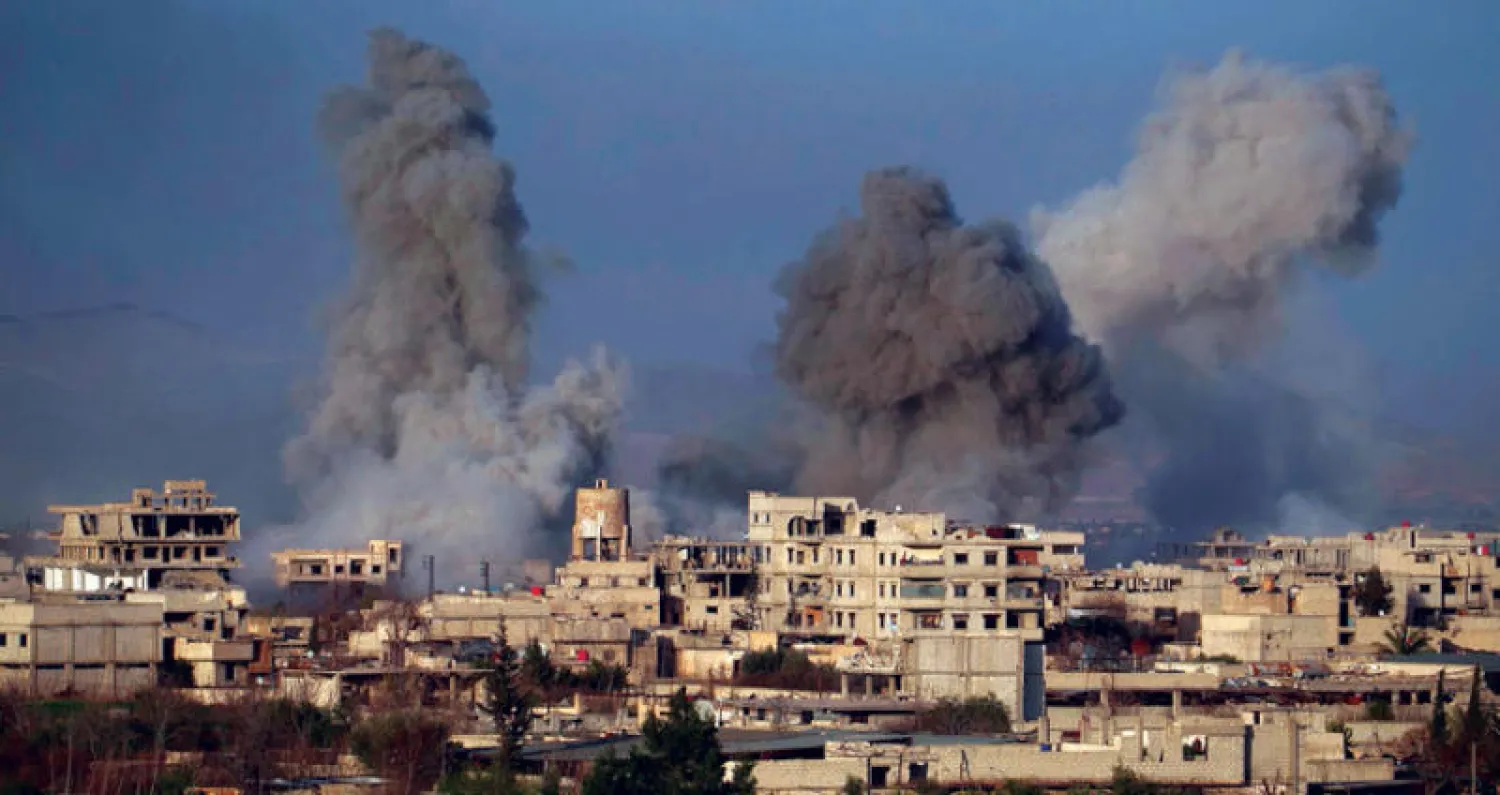 سحب الدخان تتصاعد من بلدة حمورية بغوطة دمشق الشرقية بعد قصفها من قبل النظام أمس (أ.ف.ب)