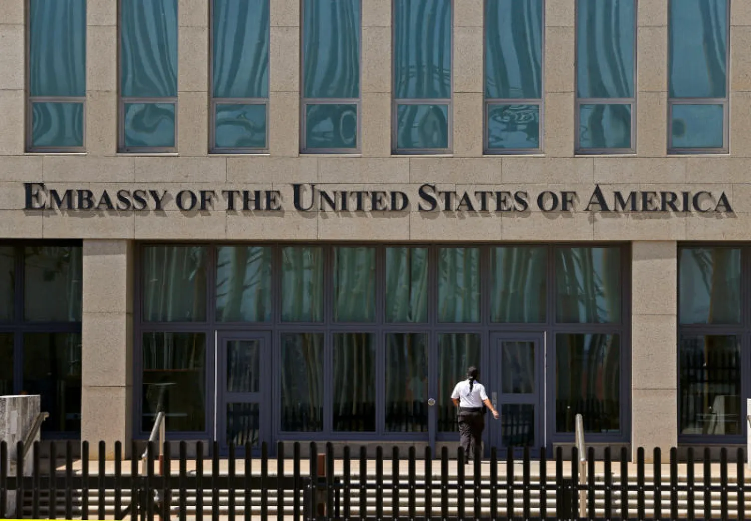 مقر السفارة الأميركية في كوبا (رويترز)