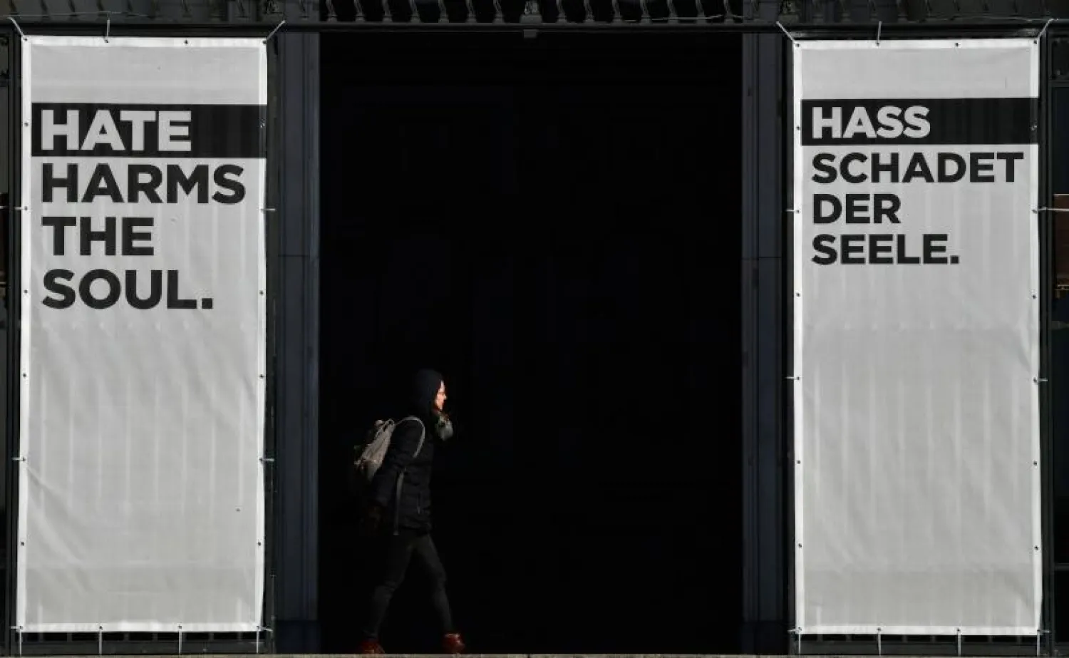 لافتتان بالإنجليزية والألمانية كتب عليهما «الكراهية تؤذي الروح» ضمن حملة ضد الكراهية من الاسلام في ألمانيا (أ.ف.ب