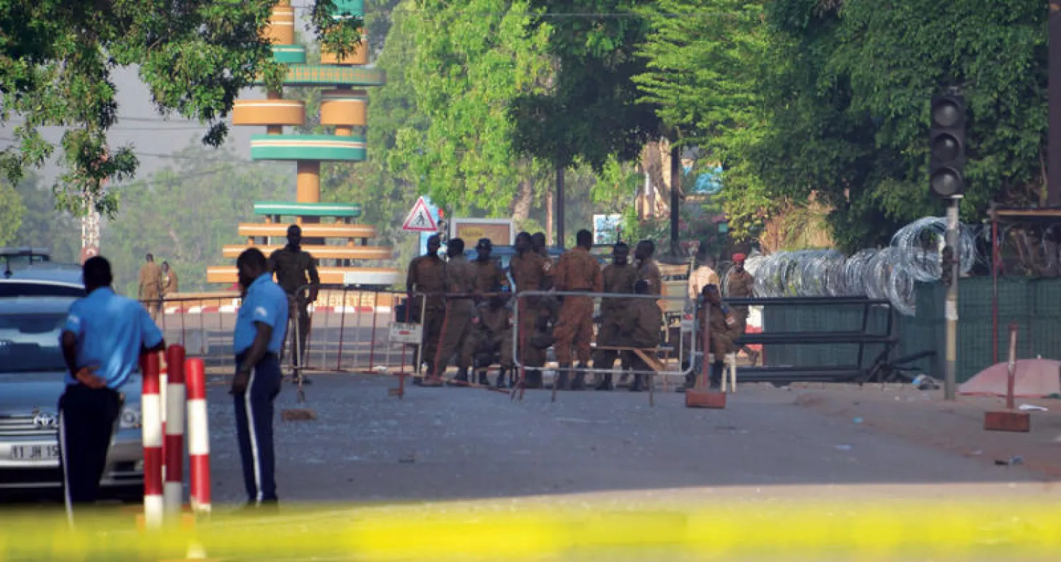 عسكريون أمام مقر قيادة القوات المسلحة في واغادوغو أمس (أ.ف.ب)