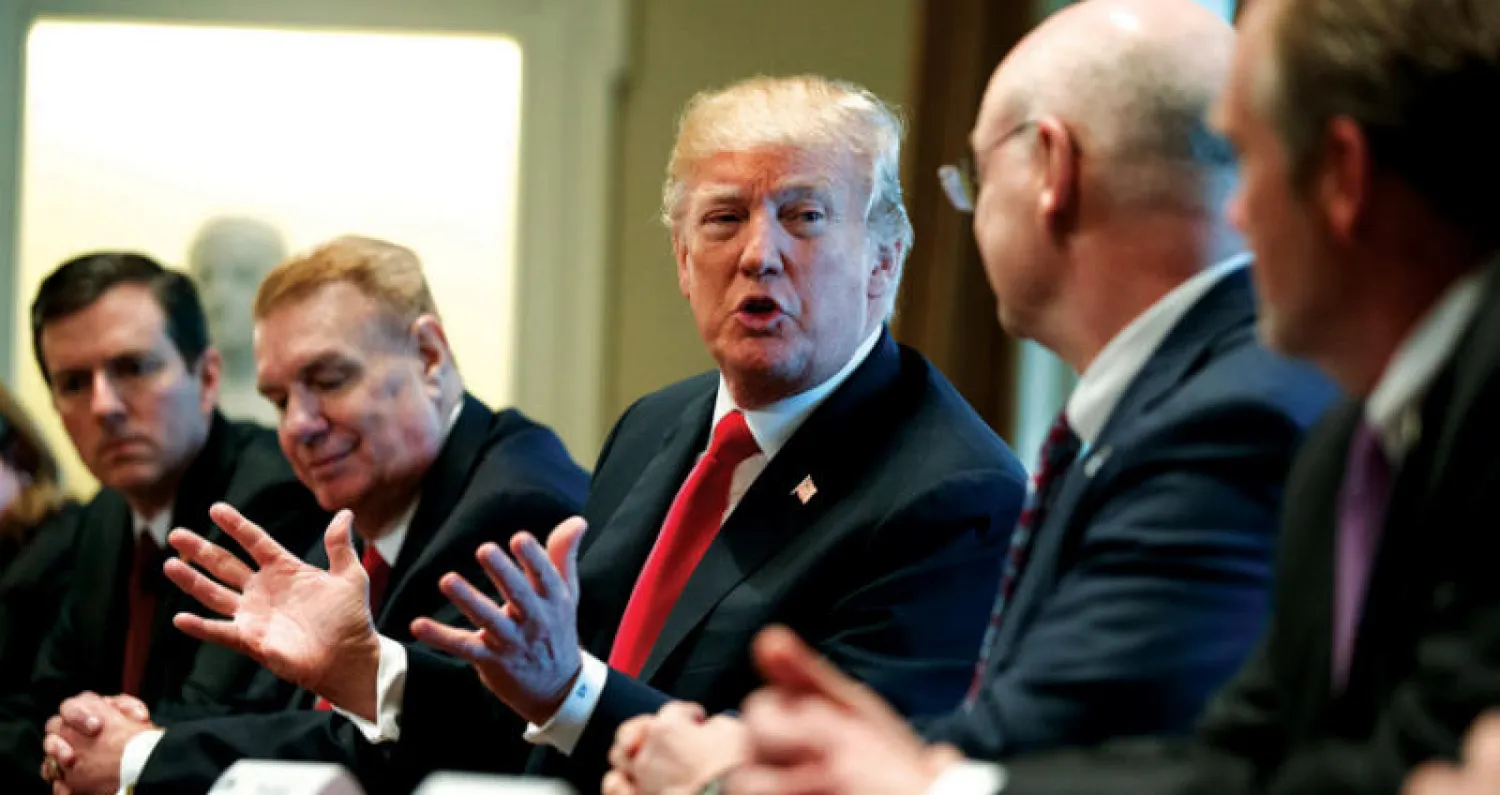 الرئيس ترمب خلال اجتماع في البيت الأبيض مع رؤساء شركات تعمل في الصلب والألمنيوم (أ.ب)