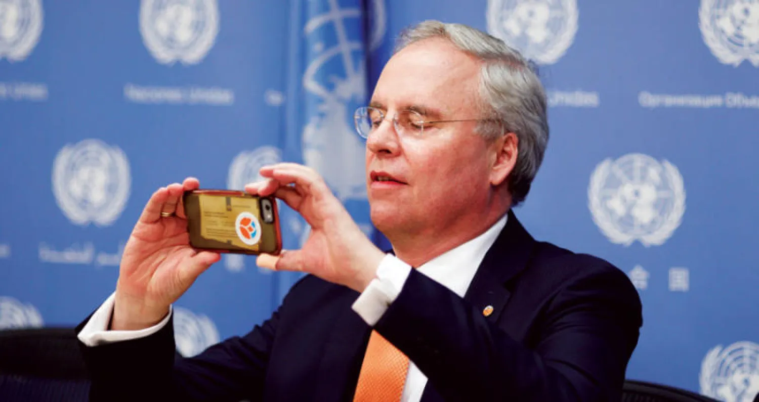 سفير هولندا ورئيس مجلس الأمن الحالي كارل فان أوستيروم يلتقط الصور الشخصية للصحافيين (إ.ب.أ)