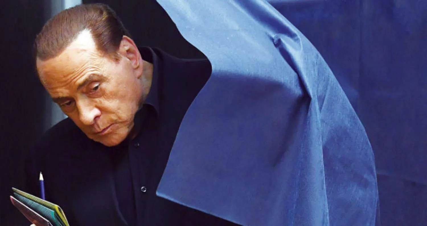 برلسكوني بعد اقتراعه في ميلانو أمس (أ.ب)