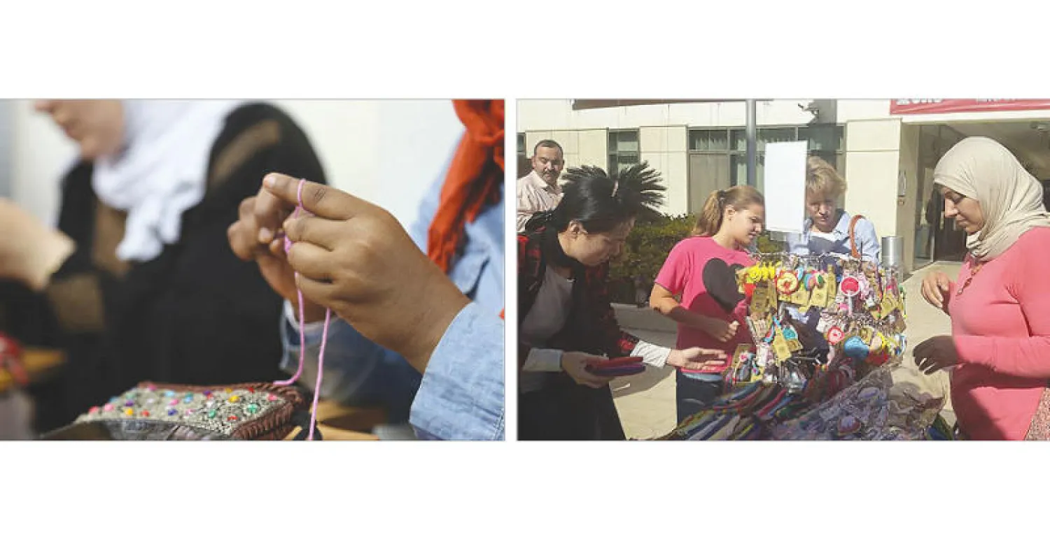 معرض للمنتجات اليدوية  - لاجئة تحيك قطعة يدوية في مصر (الصورة من منظمات أهلية)