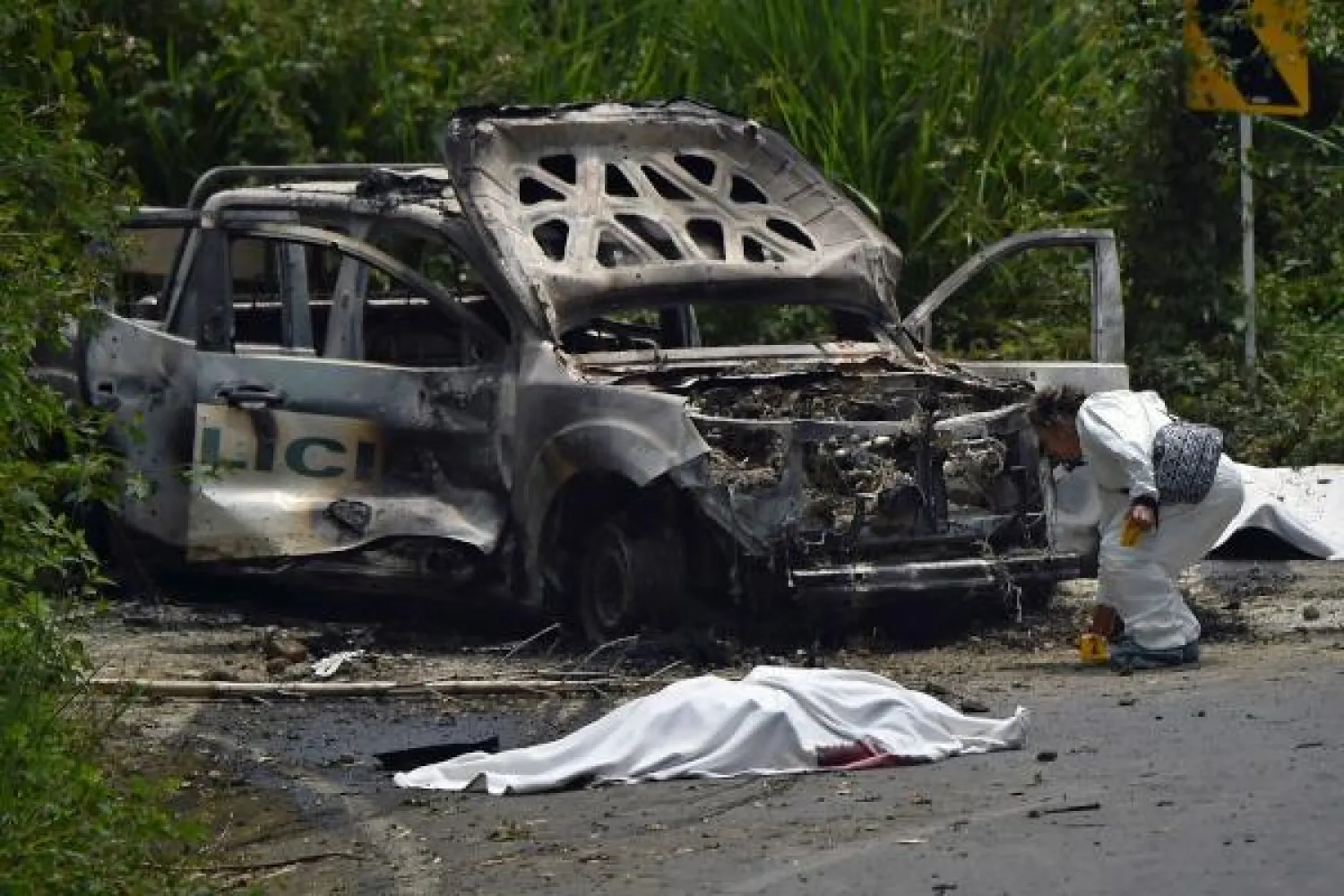 بعد تفجير سيارة الشرطة انهال عليها المهاجمون بالطلقات المتفجرة والقنابل اليدوية. (ا.ف.ب)