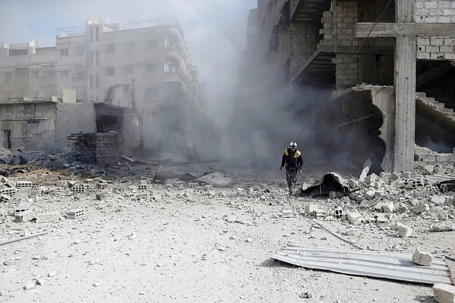 Hundreds of people in Eastern Ghouta are fleeing advancing Syrian regime forces. (AFP)