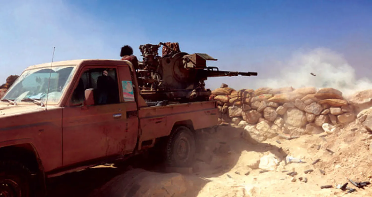 مقاتلون من العشائر اليمنية الموالية للرئيس هادي في منطقة نهم أمس (غيتي)