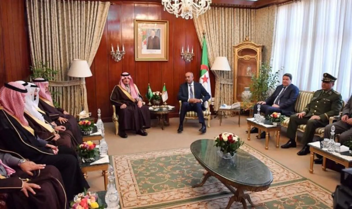 وزير الداخلية السعودي الأمير عبد العزيز بن سعود ونظيره الجزائري نور الدين بدوي يعقدان جلسة مباحثات بالجزائر (واس)