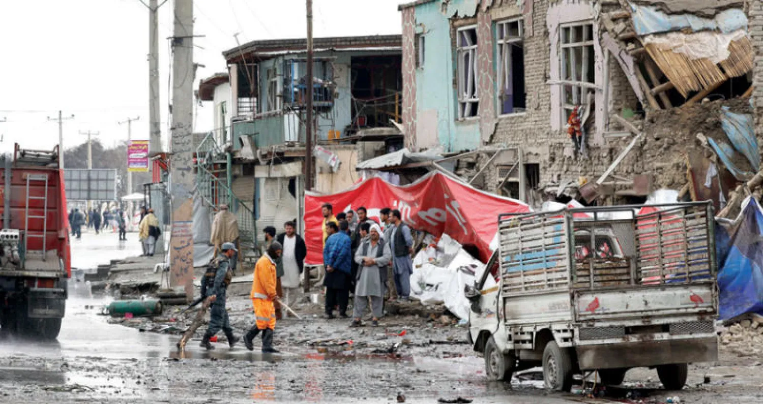 أفغان يتفقدون موقع هجوم إرهابي في كابل الجمعة (إ.ب.أ)