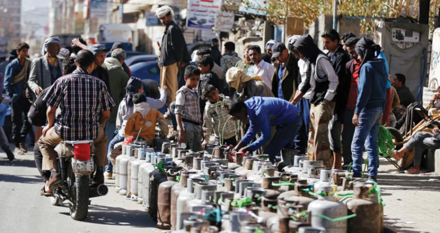 يمنيون ينتظرون في طوابير لتعبئة أسطوانات الغاز في ظل ندرتها في صنعاء أمس (رويترز)