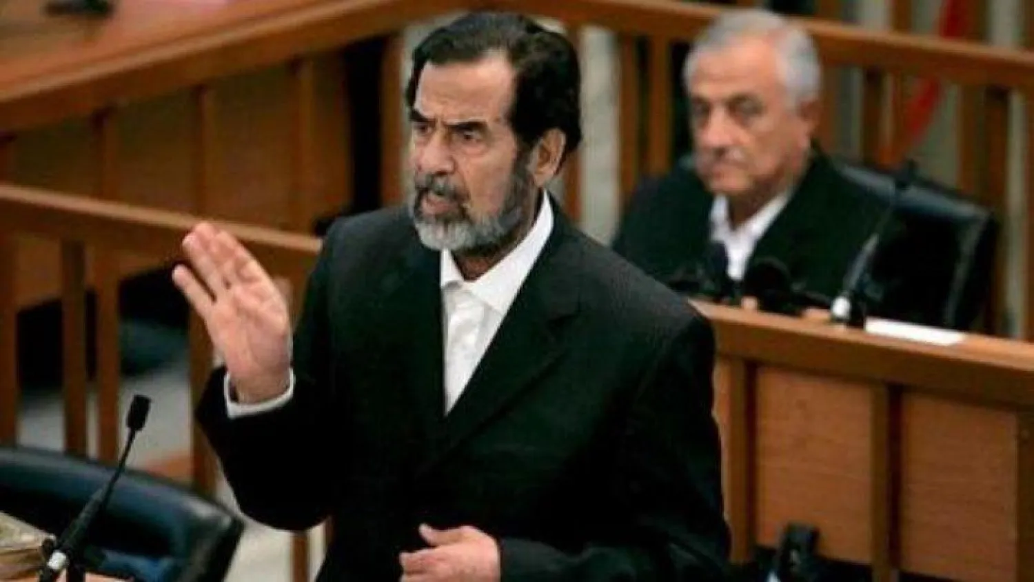 الرئيس العراقي الأسبق الراحل صدام حسين أثناء محاكمته - أرشيف (رويترز)