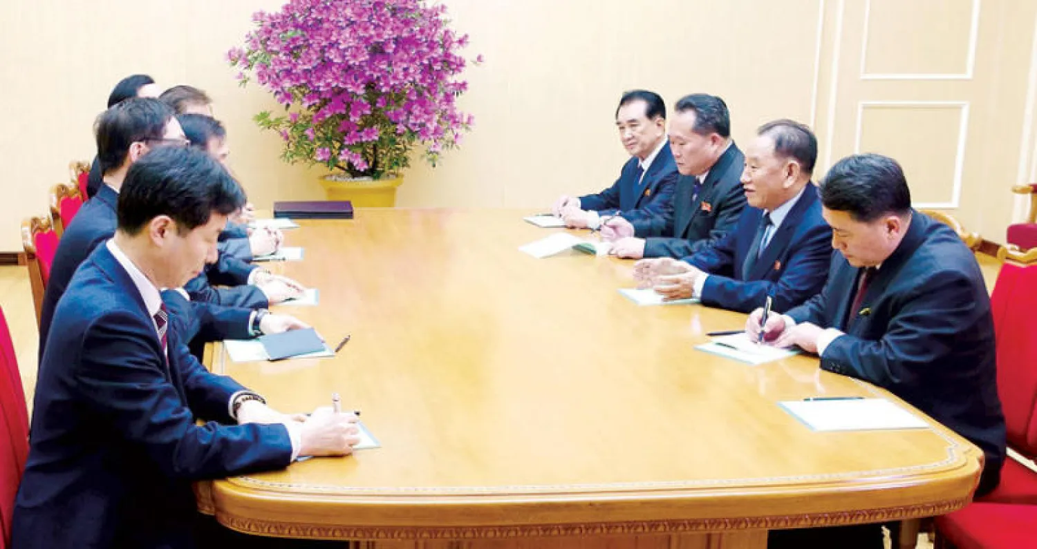 جانب من المحادثات بين الوفدين الكوري الجنوبي والشمالي في بيونغ يانغ أمس (رويترز)