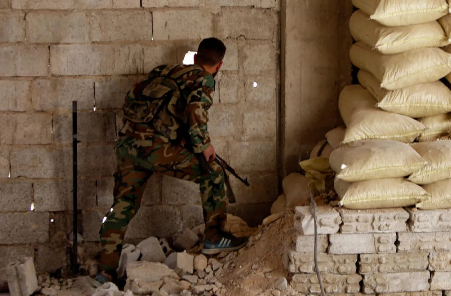 وزير الخارجية الفرنسي جان إيف لودريان (رويترز)
جانب من حفل توزيع جوائز «الأوسكار» (رويترز)
مقاتل موالٍ للنظام السوري بالغوطة (رويترز)
الرئيس الأميركي دونالد ترمب (رويترز)