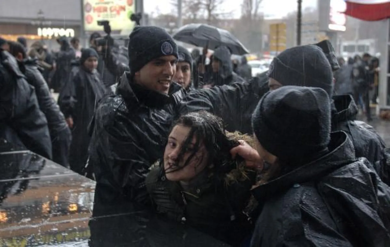 تظاهرت مجموعة من حوالى 1500 امرأة يوم أمس في منطقة باكيركوي في الجزء الأوروبي من اسطنبول. (ا.ف.ب)