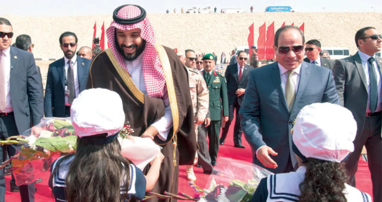 طفلتان ترحبان بالرئيس المصري وولي العهد السعودي لدى زيارتهما قناة السويس أمس (تصوير: بندر الجلعود)