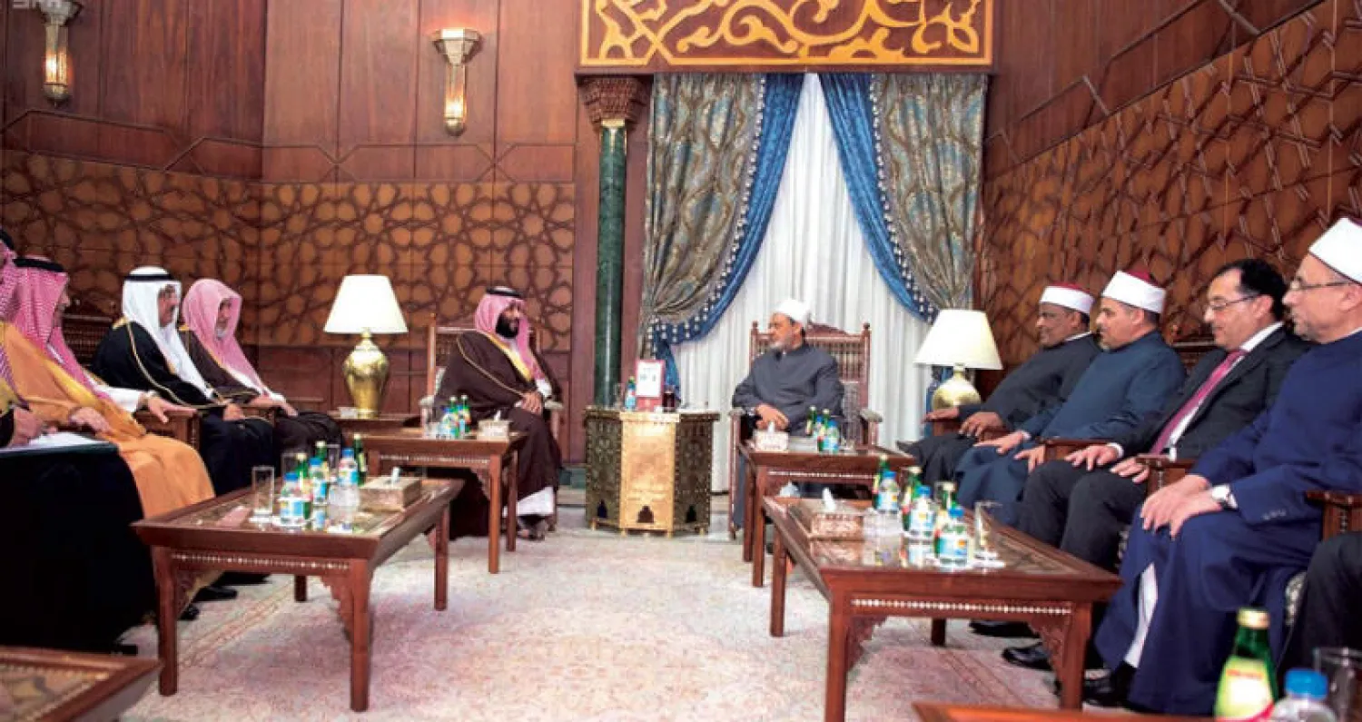 الأمير محمد بن سلمان في لقاء مع الدكتور أحمد الطيب شيخ الأزهر وعدد من العلماء خلال زياته لمقر الأزهر في القاهرة أمس (واس)