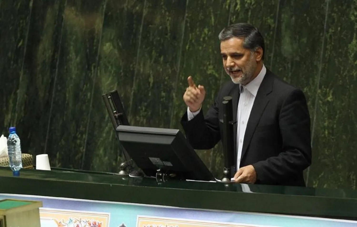 المتحدث باسم لجنة  السياسة الخارجية والأمن القومي الإيراني حسين نقوي حسيني يلقي خطابا خلال جلسة برلمانية (موقع البرلمان)