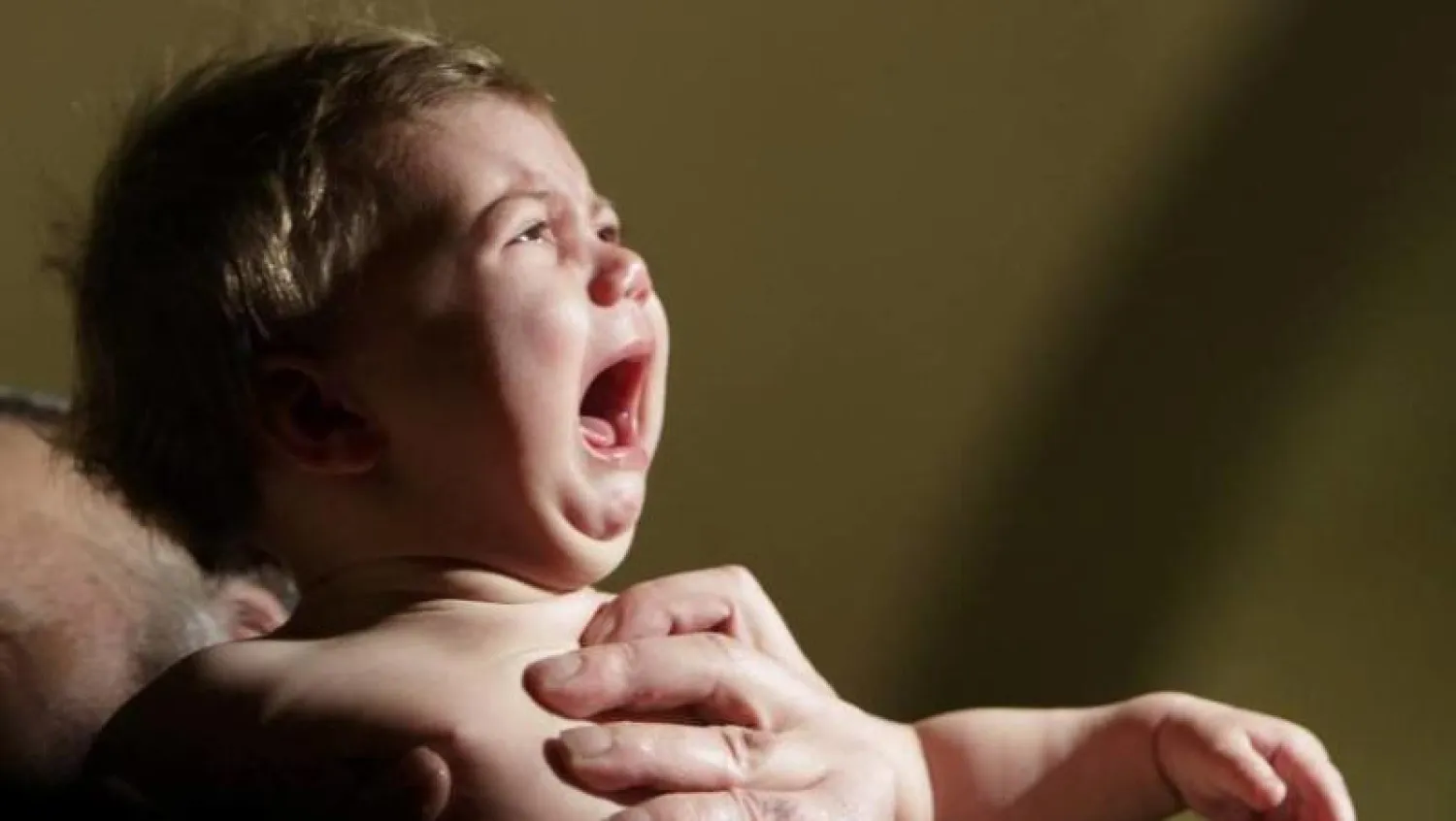 طفل يبكي (رويترز)