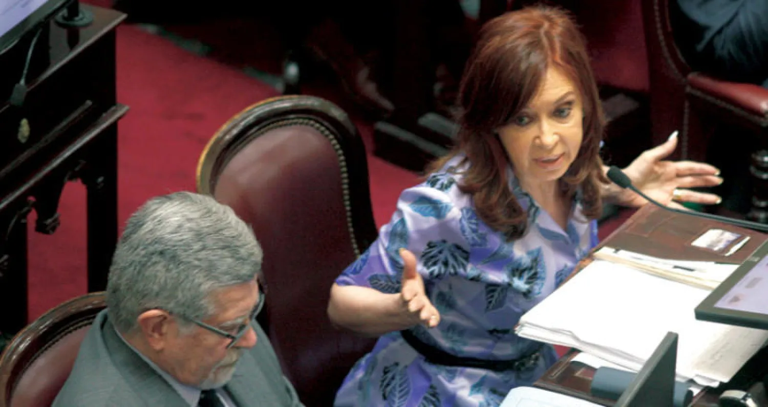 الرئيسة السابقة كريستينا فرنانديز خلال مشاركتها في جلسة لمجلس الشيوخ بالعاصمة الأرجنتينية العام الماضي (رويترز)