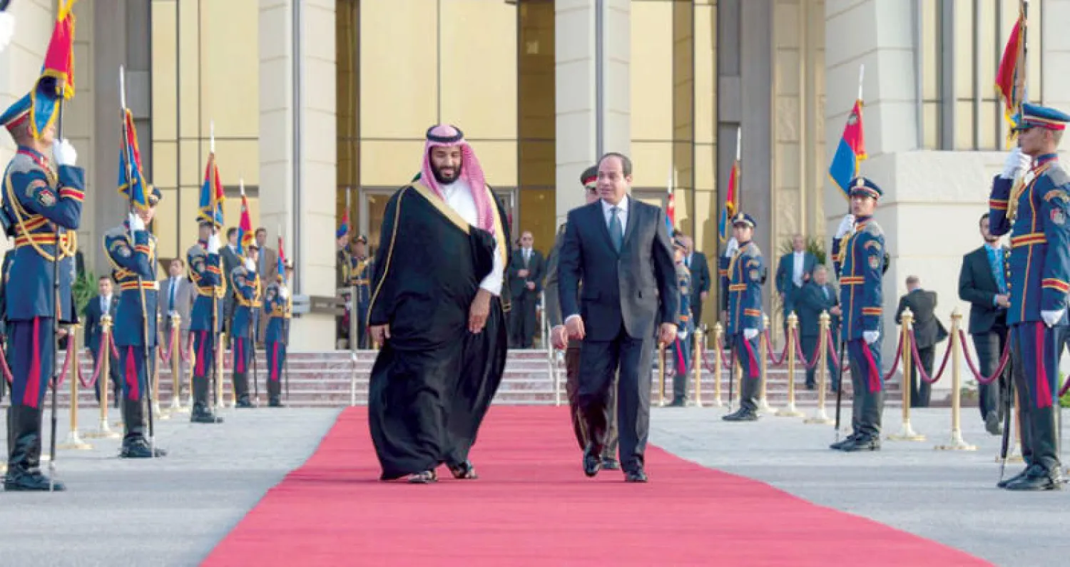 الرئيس المصري خلال توديعه ولي العهد السعودي في مطار القاهرة أمس (واس)