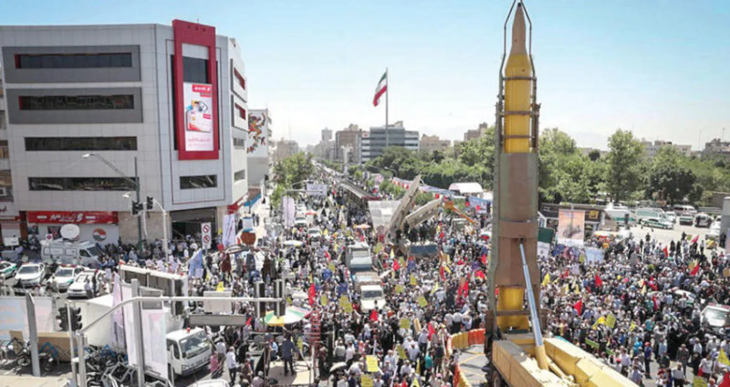 {الحرس الثوري} يستعرض صاروخي «قدر» و«ذو الفقار» الباليستيين خلال احتفالية وسط طهران في يونيو الماضي (مهر)