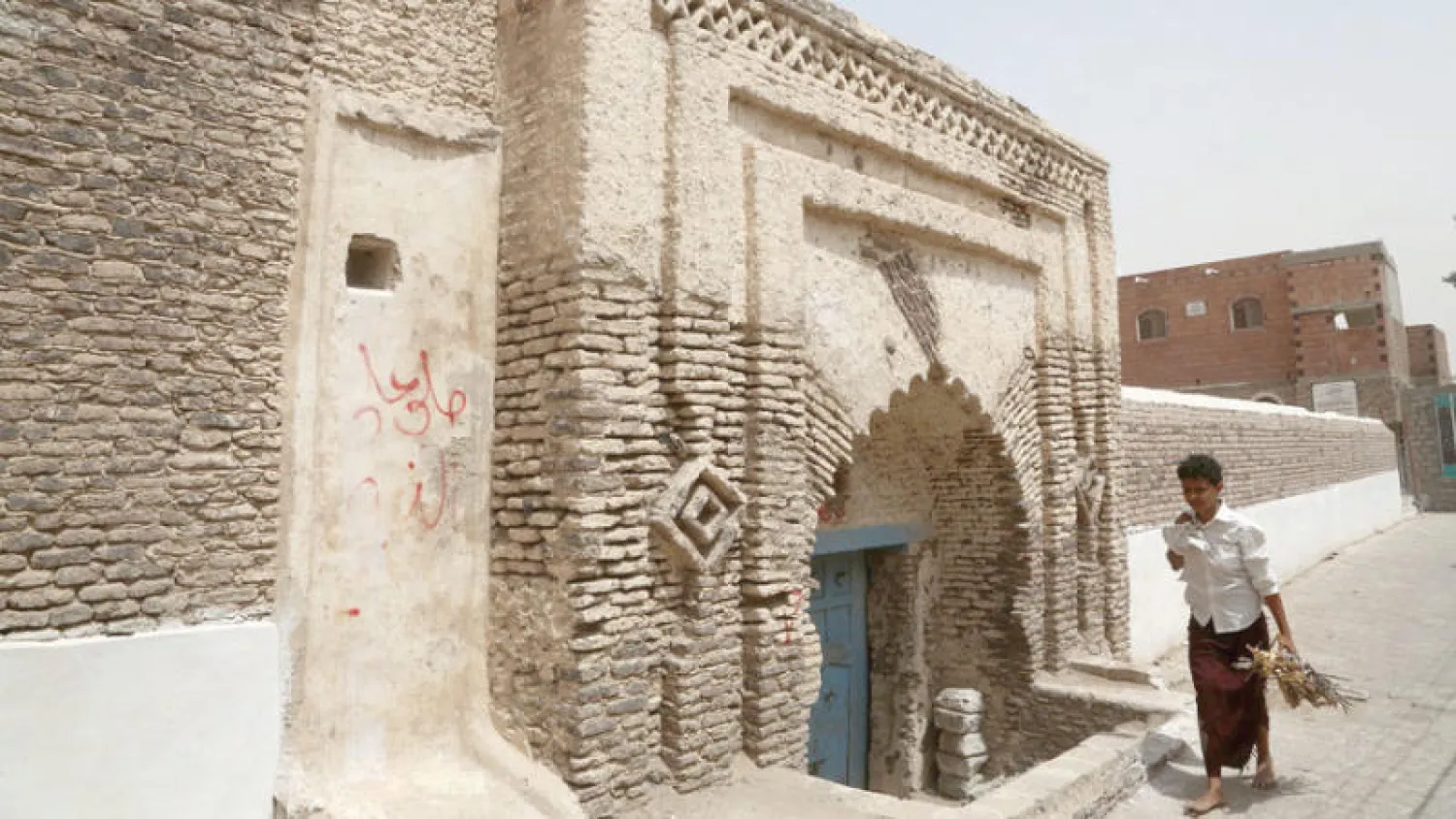 يمني بمدينة زبيد التاريخية الأثرية التابعة لمحافظة الحديدة (أ.ف.ب)