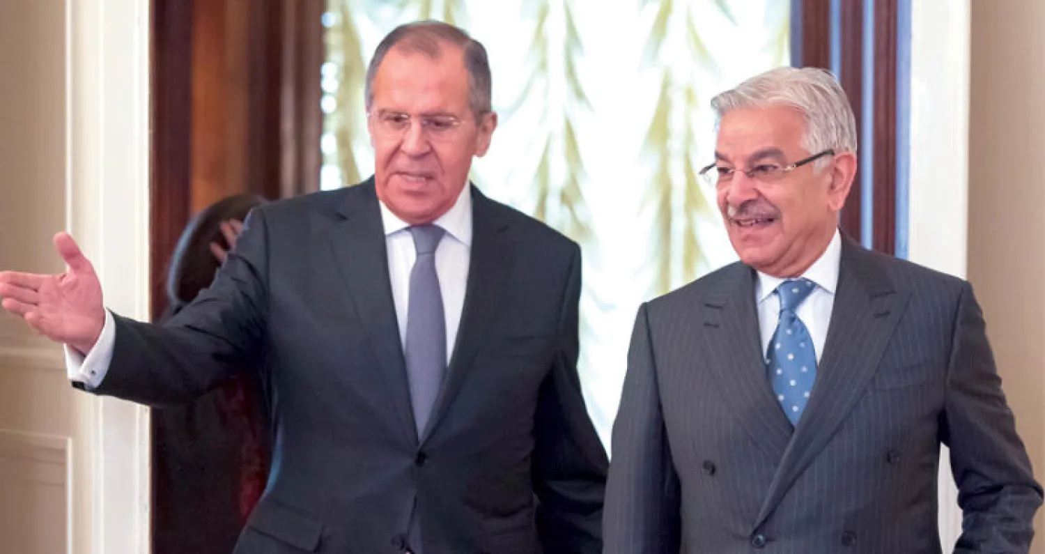 وزير الخارجية الروسي سيرغي لافروف مع نظيره الباكستاني آصف خواجة خلال لقاء في موسكو الشهر الماضي (أ.ب)