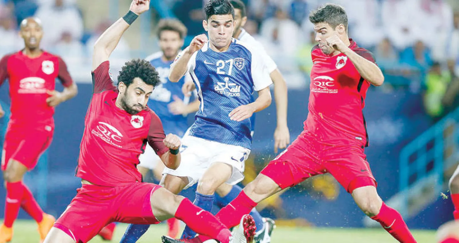 جانب من مواجهة فريقي الهلال والريان أمس (تصوير: بدر الحمد)