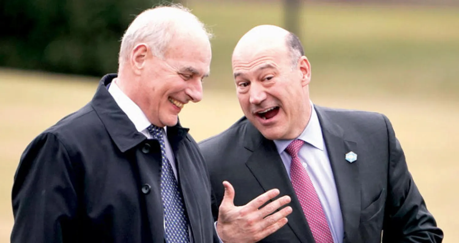 جون كيلي كبير موظفي البيت الأبيض (يسار) مع غاري كوهن (أ.ف.ب)