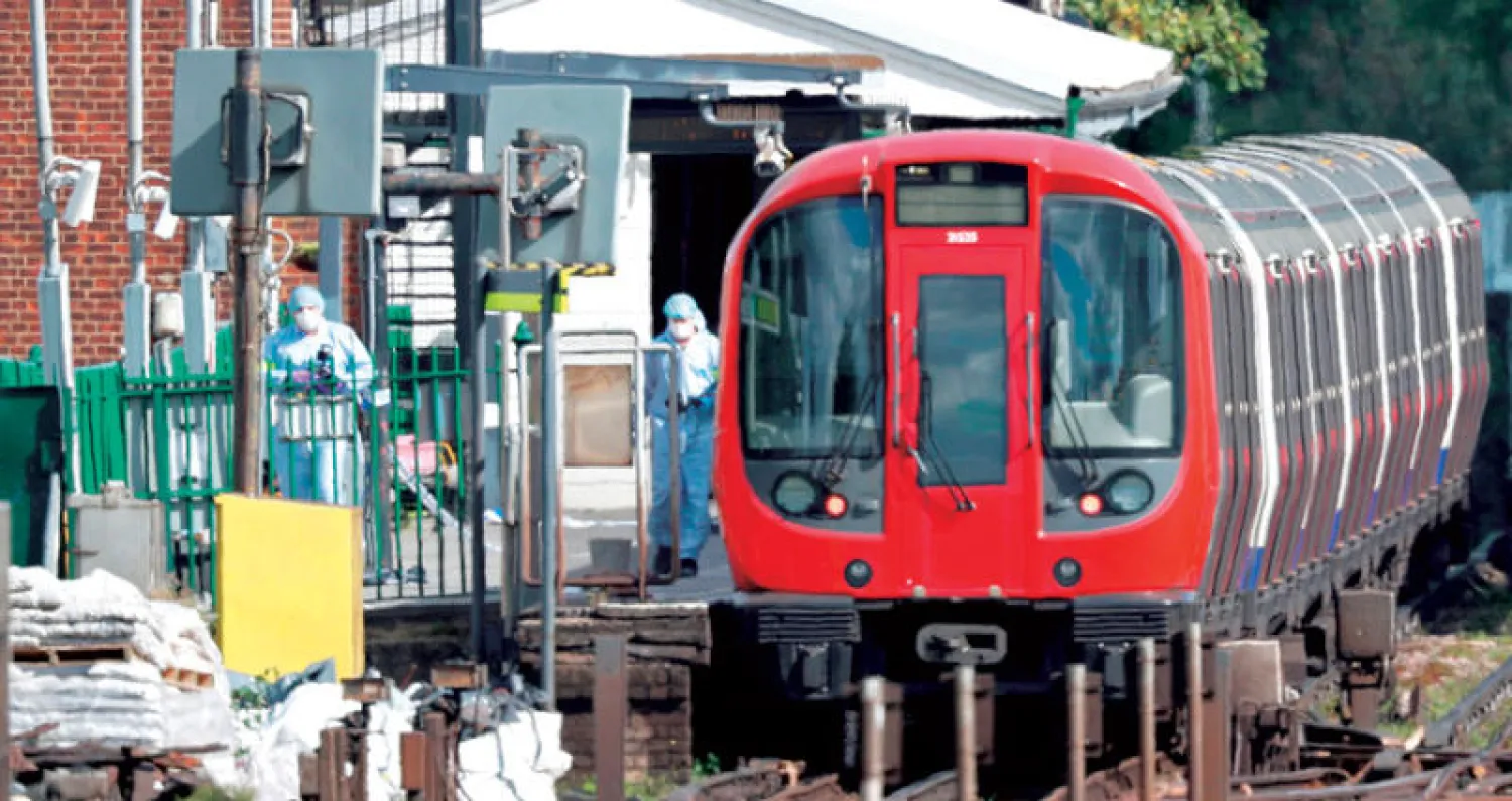 شرطيون يجمعون أدلة في موقع تفجير القطار بمحطة بارسونز غرين في لندن في سبتمبر 2017 (أ.ف.ب)