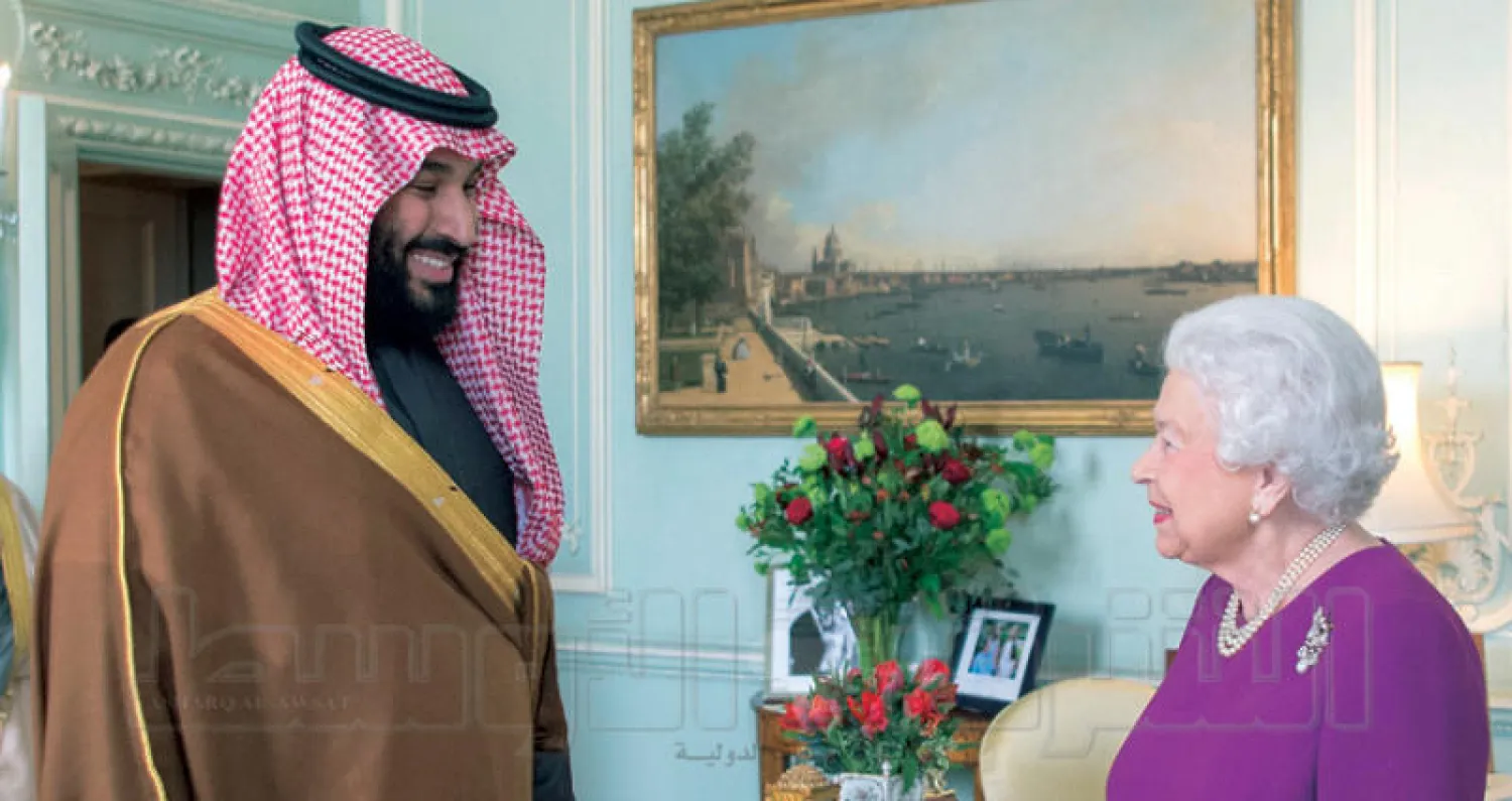 الملكة إليزابيث الثانية مستقبلة ولي العهد السعودي الأمير محمد بن سلمان في قصر باكنغهام في لندن أمس (تصوير: بندر الجلعود)